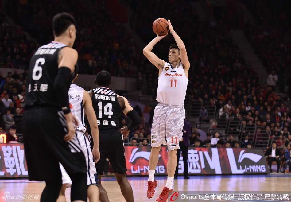 硬汉对决，迪奥古背身单打李晓旭，肌肉碰撞的声音仿佛穿透画面，这是最纯粹的内线搏杀。