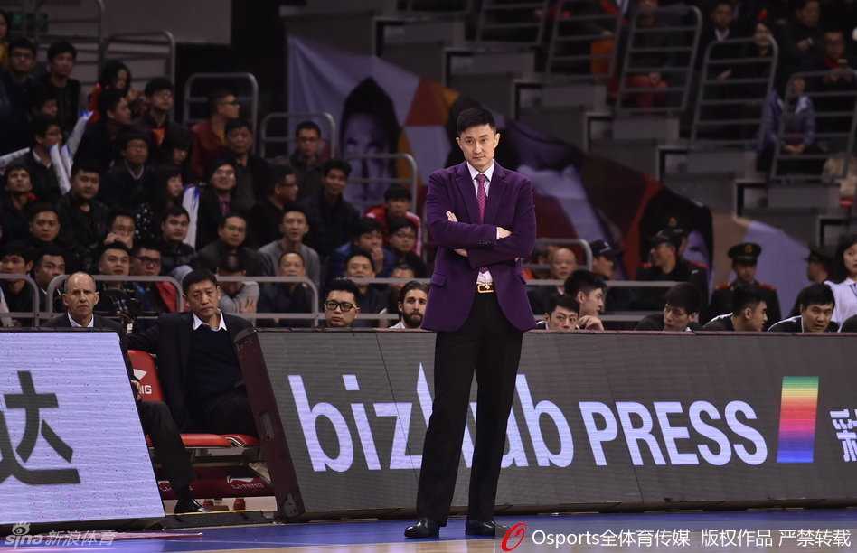 场上大脑，陈江华沉稳地组织着进攻，面对紧逼防守，他用手势指挥队友跑位，尽显控卫本色。