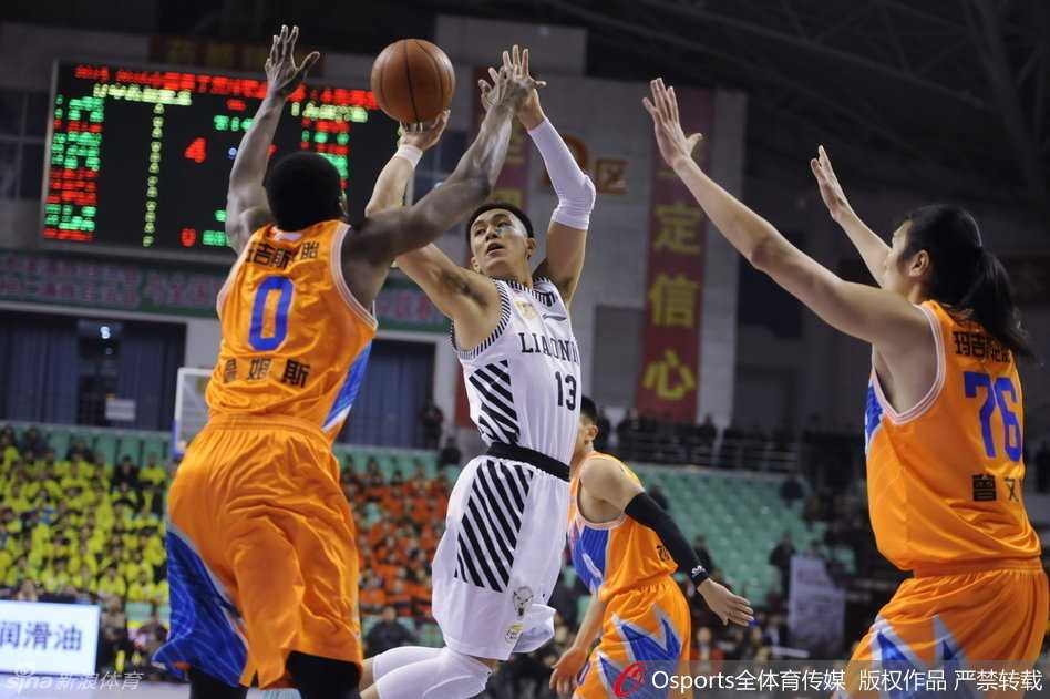 郭艾伦眼神坚毅持球面对严防准备变向启动