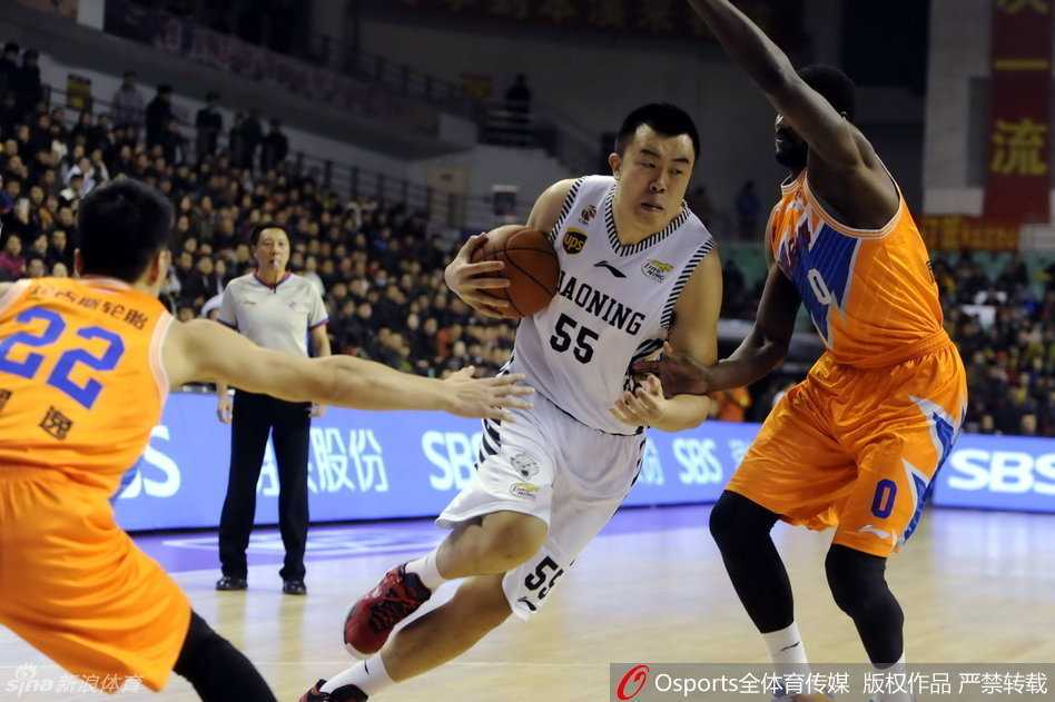 韩德君内线卡位强吃防守球员双手暴扣瞬间