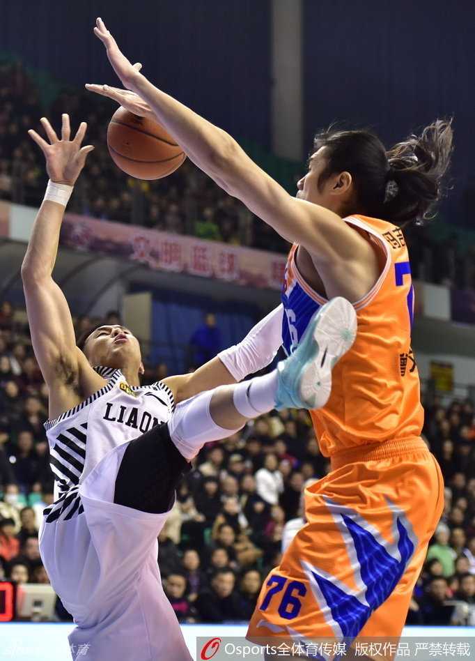 兰多夫背身单打曾文鼎肌肉紧绷全力顶防