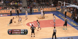 郭艾伦如闪电般突破易建联的防守，在身体对抗后失去平衡的情况下依然将球送入篮筐，并造成加罚，神情无比霸气。