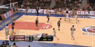 王仕鹏追身三分出手，动作舒展飘逸，皮球在空中旋转着精准坠入网窝，整个动作一气呵成，尽显杀手本色。