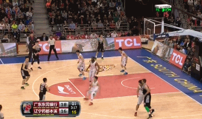 辽粤巅峰对决那些激情燃烧的岁月 哈德森如鬼魅般摆脱防守,手腕轻抖将球送往篮下空档,郭艾伦心有灵犀瞬间启动,二人联手在对手防线中撕开一道口子,配合天衣无缝。
