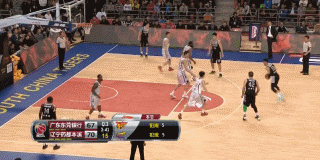 辽粤巅峰对决那些激情燃烧的岁月 老将王仕鹏外线接球,无视防守,高高跃起,篮球在空中划出一道美丽的彩虹,空心入网,点燃了现场球迷的热情。