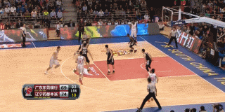 辽粤巅峰对决那些激情燃烧的岁月 年轻气盛的董瀚麟快下跟进,接球后腾空而起,单手持球高高举起,如战斧一般劈向篮筐,势不可挡。