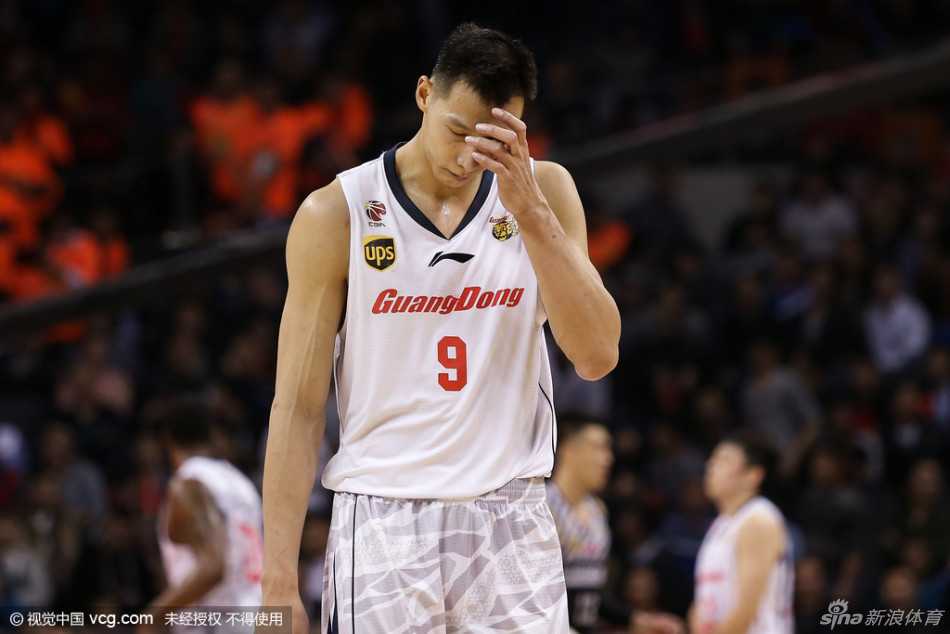 辽粤巅峰对决那些激情燃烧的岁月 杨鸣摆脱防守后急停跳投,篮球稳稳落入篮筐,身后的易建联奋力封盖却为时已晚,眼神中流露出一丝无奈。