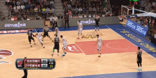 辽粤巅峰对决那些激情燃烧的岁月 外线射手贺天举手风极顺,连续在外线发炮,篮球像精确制导的导弹一样连续命中篮筐,让对手的防守顾此失彼。