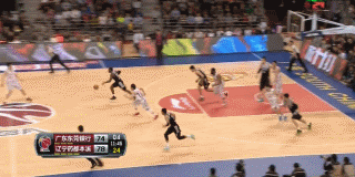 辽粤巅峰对决那些激情燃烧的岁月 迪奥古在禁区接到队友传球,面对防守毫不手软,拔地而起,双手将球狠狠砸进篮筐,展现出强大的内线统治力。