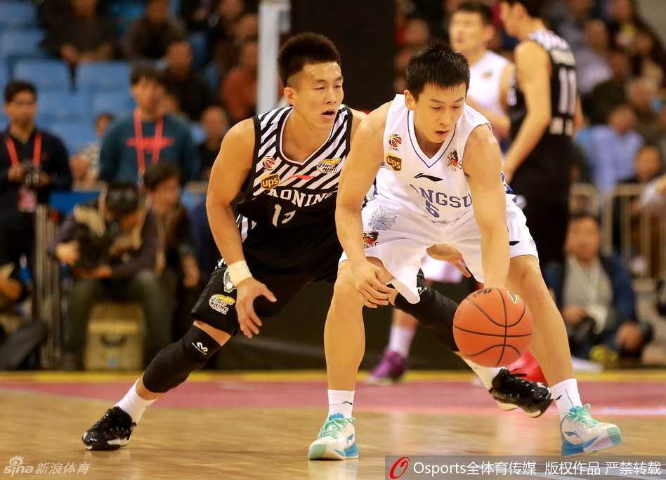 辽苏大战经典回溯:郭艾伦的尖刀突破,韩德君的内线铁闸 郭艾伦眼神专注,在弧顶位置压低重心,像一把即将出鞘的利刃,正对持球人施加着窒息般的压迫性防守。