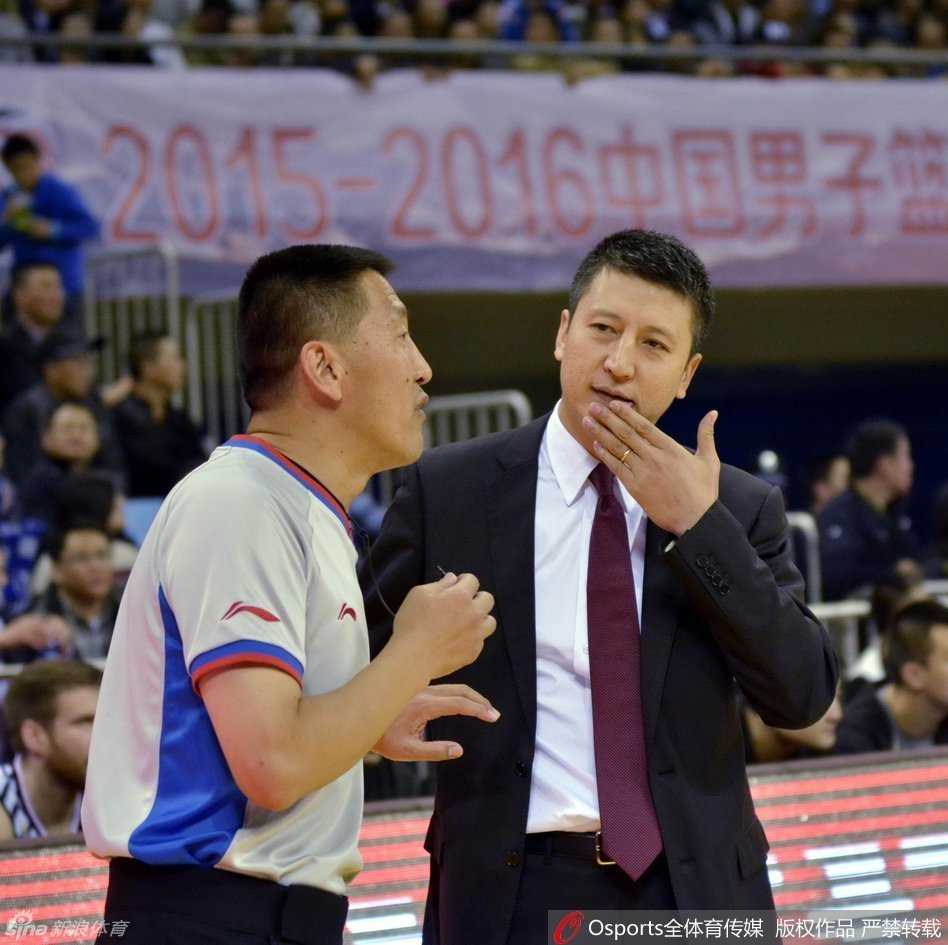 辽苏大战经典回溯:郭艾伦的尖刀突破,韩德君的内线铁闸 易立在人群中强行起篮,身体在空中失去平衡,但他依然努力将球抛向篮筐,展现出极强的核心力量。