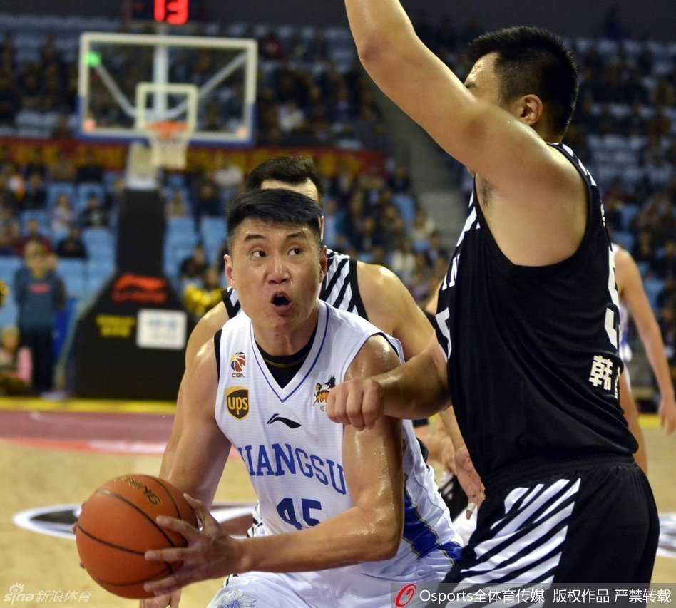 辽苏大战经典回溯:郭艾伦的尖刀突破,韩德君的内线铁闸 兰多夫迎着防守人,高高跃起,犹如一头被激怒的猛兽,以一记势大力沉的单手劈扣,将篮球狠狠砸进篮筐。