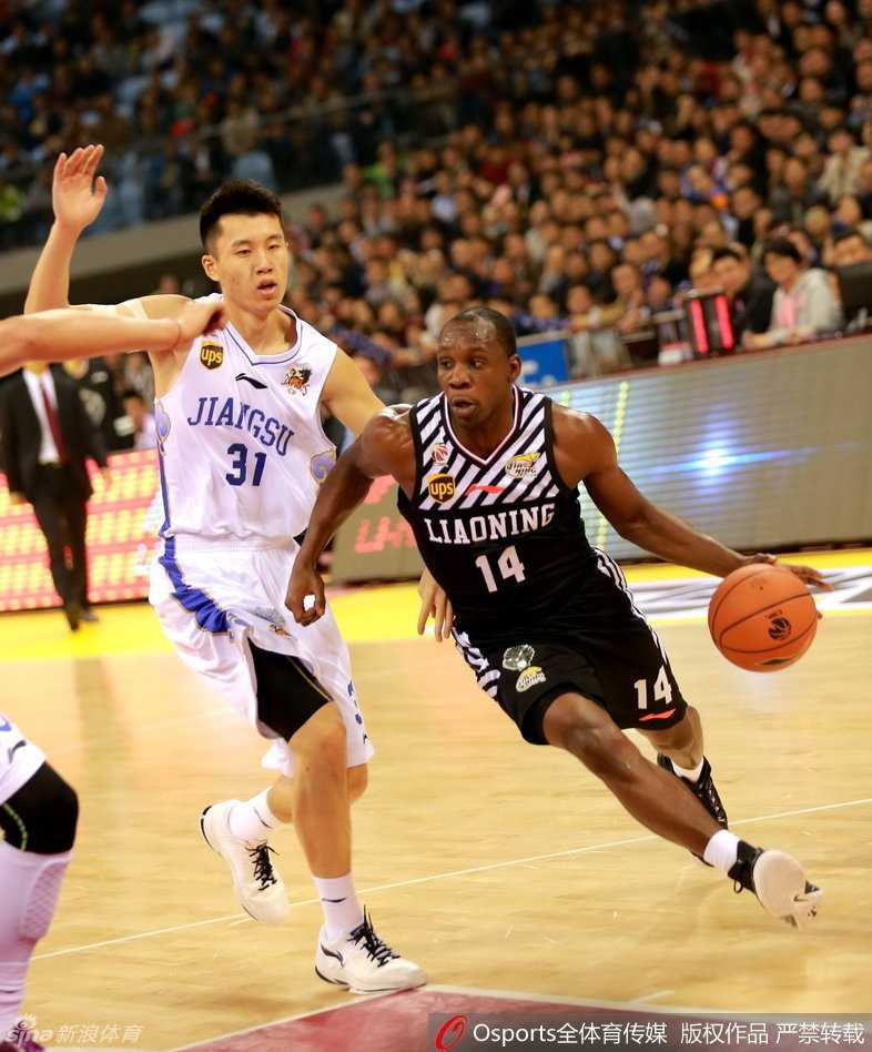 辽苏大战经典回溯:郭艾伦的尖刀突破,韩德君的内线铁闸 奥登身着便装坐在场边观战,眼神深邃而复杂,他手戴厚重的护具,仿佛在诉说着那些被伤病侵蚀的岁月。