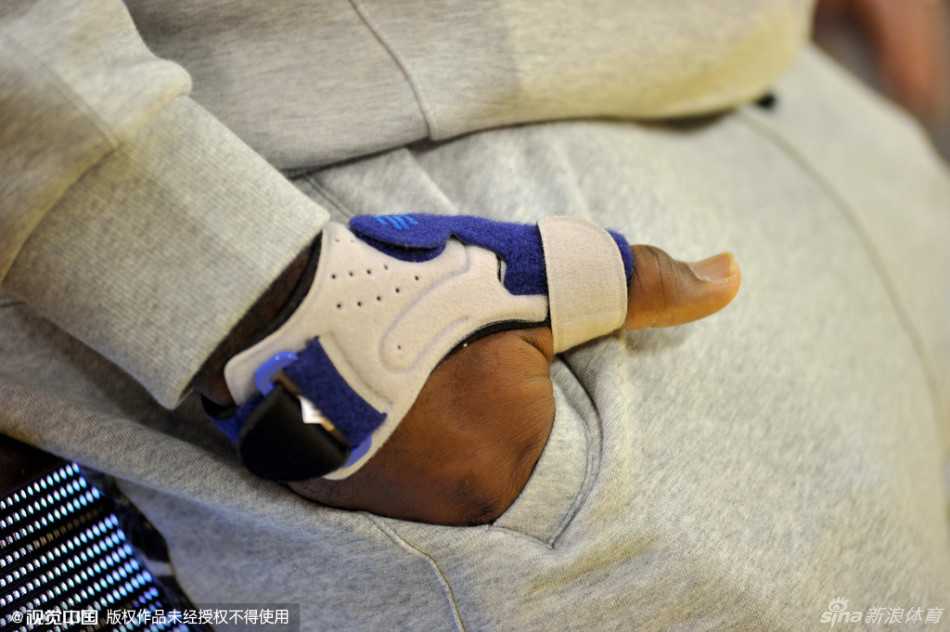 辽苏大战经典回溯:郭艾伦的尖刀突破,韩德君的内线铁闸 布鲁克斯在三分线外接球就投,出手的篮球带着美妙的弧线,像精确制导的导弹一般,空心穿过篮网。