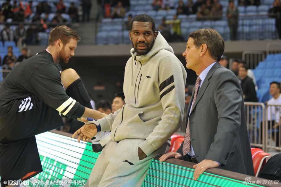 辽苏大战经典回溯:郭艾伦的尖刀突破,韩德君的内线铁闸 郭艾伦在人群中闪转腾挪,如游龙一般,用一个极不协调的姿势,将球从人缝中送向篮筐。