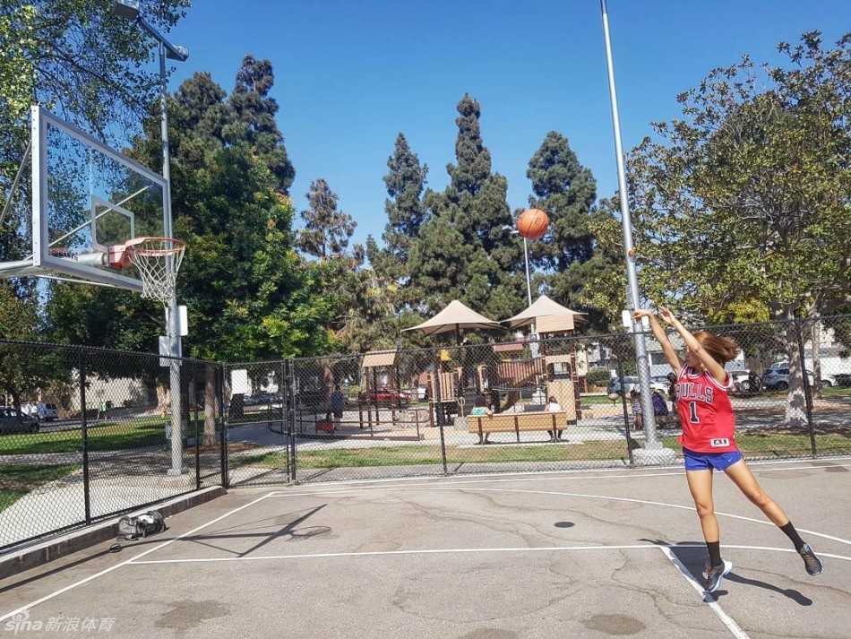 运动女神江素妍:篮球场上的魔鬼身材,拳击海潮间的玲珑曲线 江素妍在篮球场上专注运球,汗水打湿了额前碎发,眼神中透出对胜利的渴望