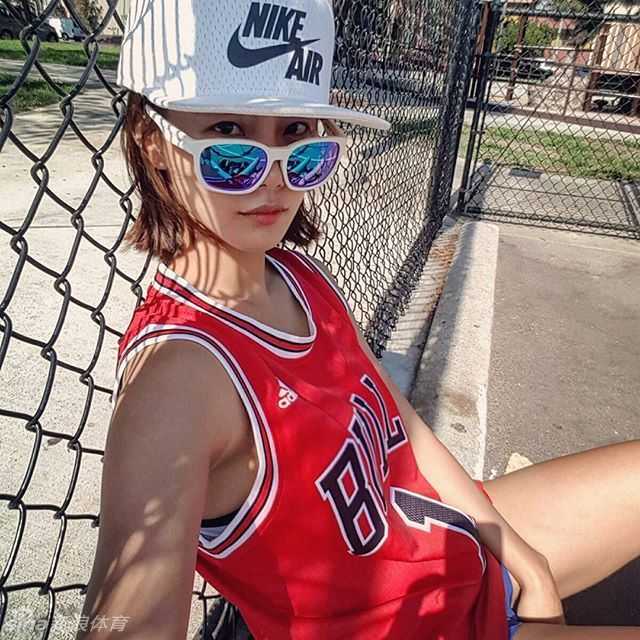 运动女神江素妍:篮球场上的魔鬼身材,拳击海潮间的玲珑曲线 江素妍抱着冲浪板站在海边,湿漉漉的长发贴在肩上,笑容比阳光还灿烂