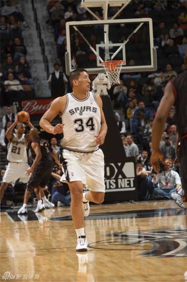 姚明与麦迪并肩作战，眼神中充满默契与信任。“姚麦组合”不仅承载了休斯顿的希望，更承载了整整一代中国球迷关于青春、热血和篮球的最美好记忆，他们曾携手缔造无数个难忘的夜晚。