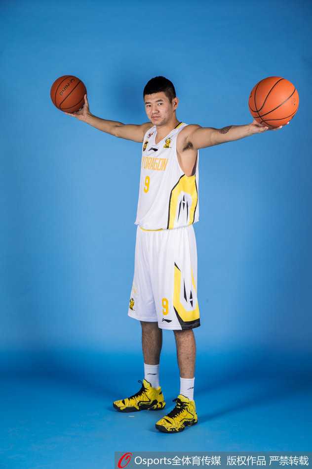 赛前热身时，刘大鹏、于梁等国内球员认真进行拉伸训练，他们明白作为球队的基石，必须保持最佳身体状态，才能在三外援身边提供最坚实的火力支援。