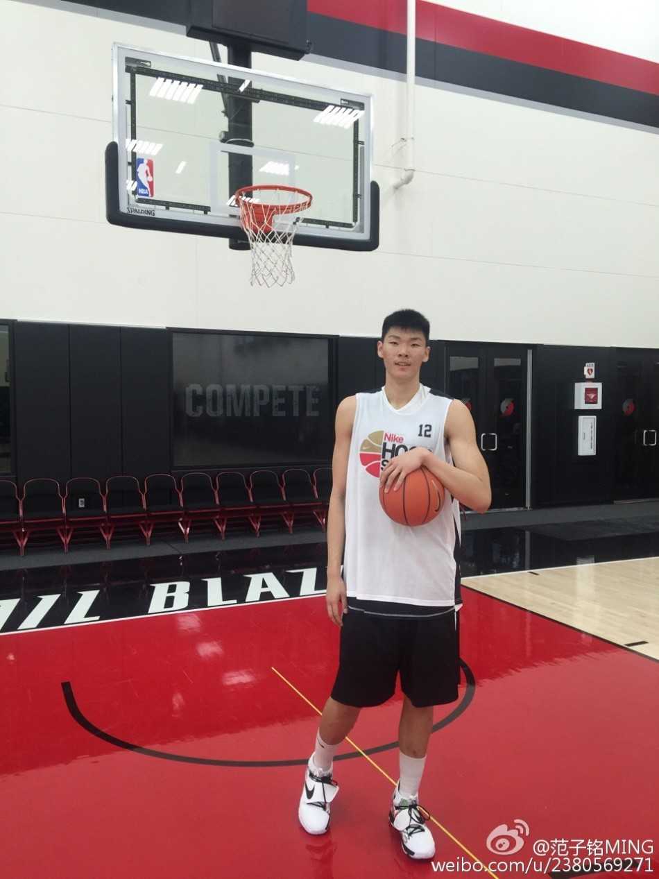 身穿便装的范子铭与国际队队友们围坐在一起，认真聆听教练布置战术，神情专注，融入团队氛围之中。