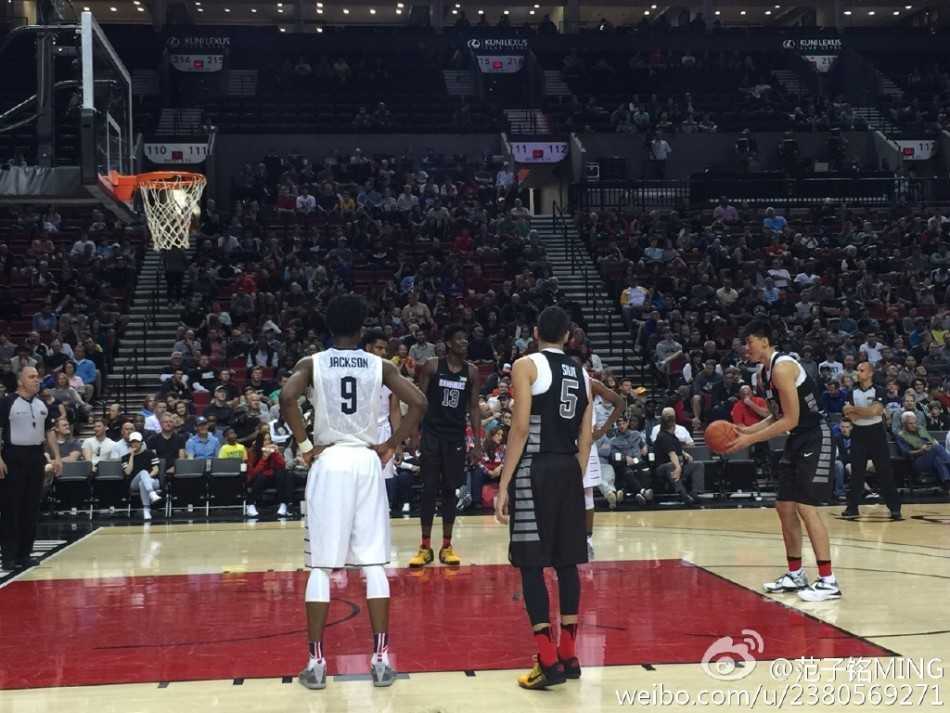 范子铭与好友兼竞争对手德安德烈·艾顿在场上击掌致意，两位未来的职业联赛内线，在青春时留下了同场竞技的身影。