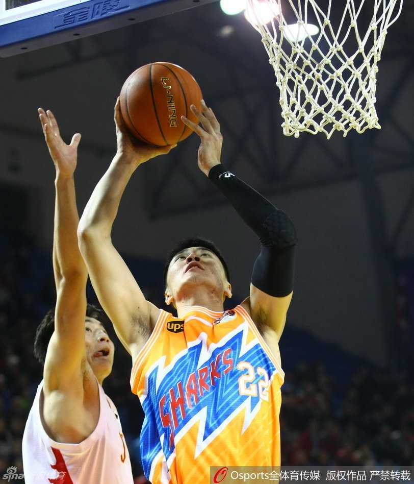 邓华德故地重游率吉林绝杀旧主上海,布朗罚球线献致命一击 本场比赛的英雄贾巴里-布朗持球发动致命一击,他闪电般杀入上海队腹地,造成对手犯规,用两记金子般的罚球终结了上海的不败金身。