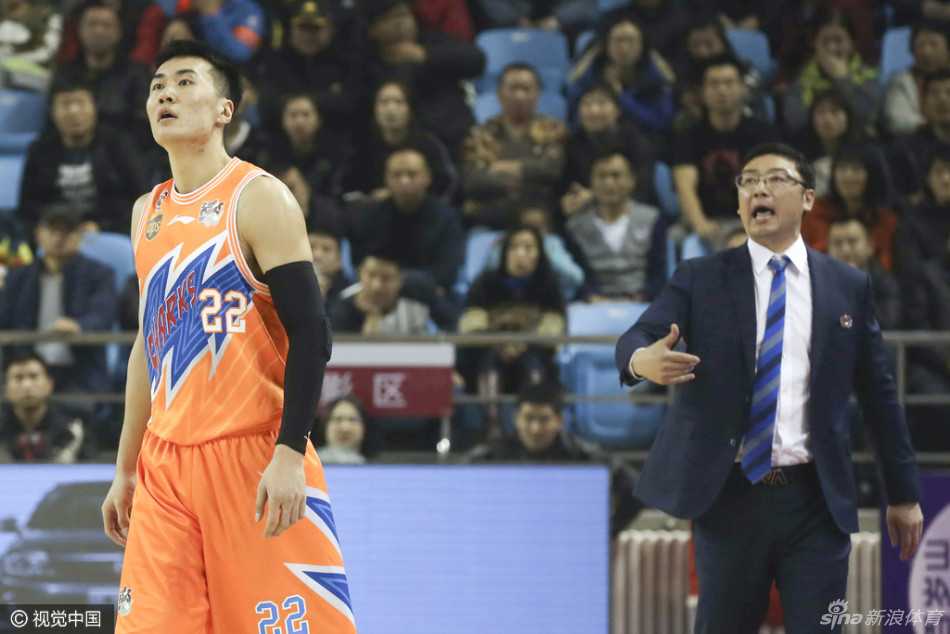 邓华德故地重游率吉林绝杀旧主上海,布朗罚球线献致命一击 吉林外援托马斯在篮下遭遇上海队长张兆旭的遮天大帽,但他毫不畏惧,落地后立刻卡位准备拼抢前场篮板,展现了内线悍将的强硬本色。