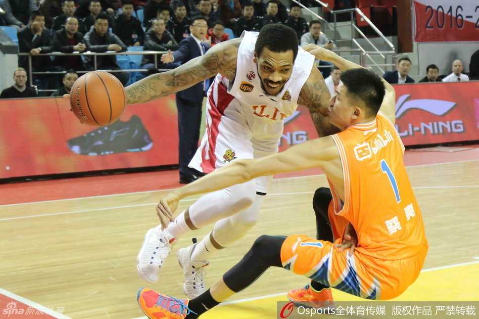 邓华德故地重游率吉林绝杀旧主上海,布朗罚球线献致命一击 面对旧主的吉林主帅邓华德,在场边神情专注地指挥作战,每一次哨响他都奋力挥手,试图用他的激情点燃东北虎主场的斗志。