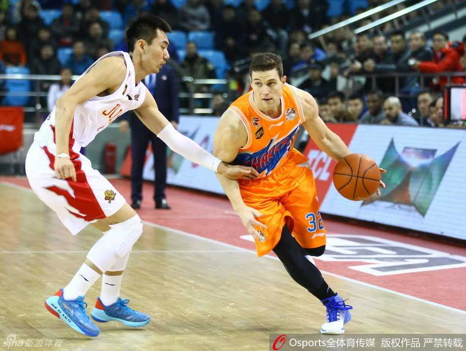 邓华德故地重游率吉林绝杀旧主上海,布朗罚球线献致命一击 吉林队的崔晋铭如尖刀般杀至篮下,面对上海队长人如林的防线,他高高跃起,眼神坚定,试图用一次高难度的上篮为球队续命。