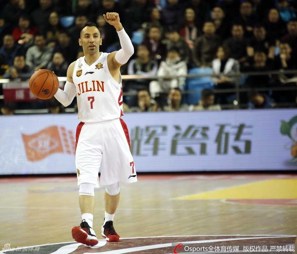 邓华德故地重游率吉林绝杀旧主上海,布朗罚球线献致命一击 身披长款大衣的邓华德在场地中央大声咆哮,他的激情指挥成为场边最亮丽的风景线,这一刻他是东北虎主场绝对的领袖。