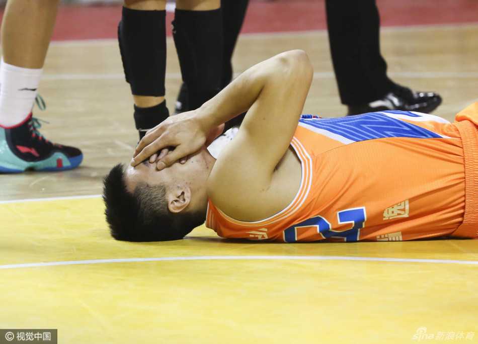 邓华德故地重游率吉林绝杀旧主上海,布朗罚球线献致命一击 上海外援“小熊”亚布塞莱持球强攻,他利用强壮的身体倚住防守,试图在吉林队的内线翻江倒海,完成一次势大力沉的灌篮。