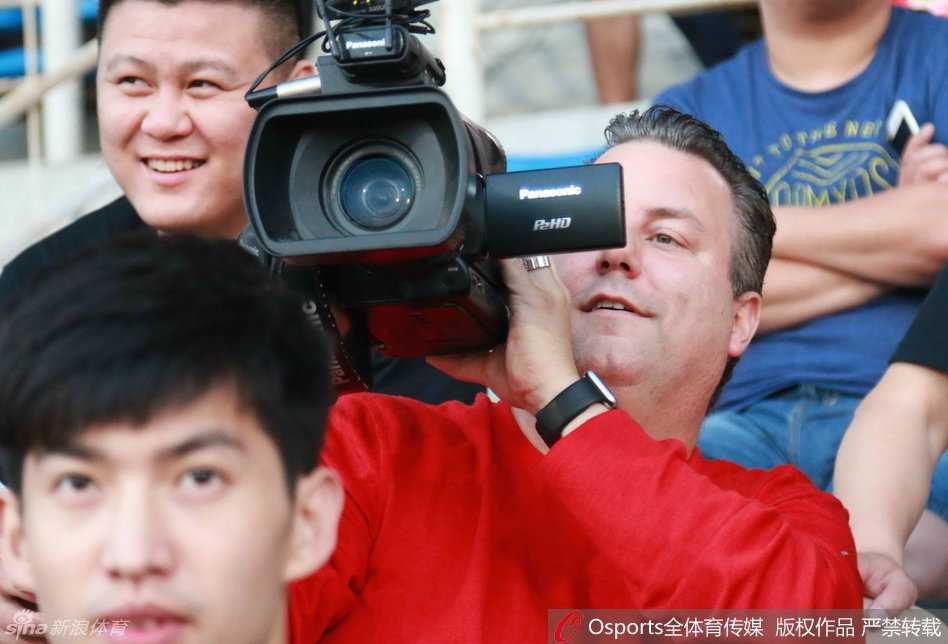 邓华德跨界助威中超 胜利手势点燃长春球迷激情 邓华德在篮球上认真签名,准备将这份特殊的礼物赠送给热情的球迷,这是他对球迷厚爱的直接回馈。