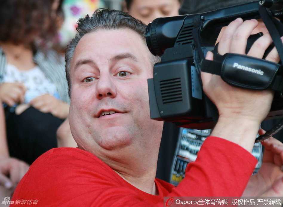 邓华德跨界助威中超 胜利手势点燃长春球迷激情 邓华德在镜头前卖萌搞怪,歪着头表情十分生动,逗乐了在场的摄影师和球迷,尽显其幽默风趣的性格。