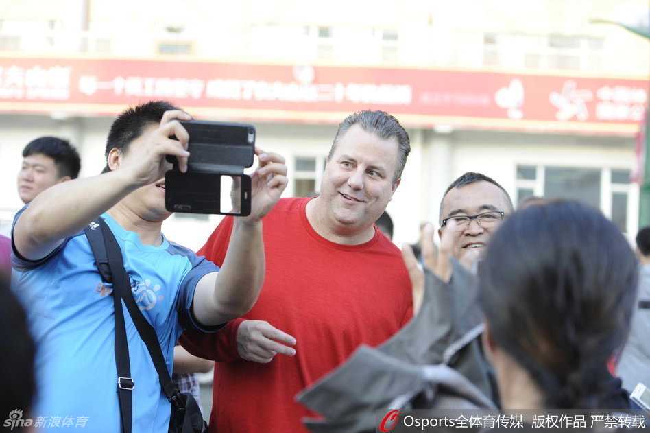 邓华德跨界助威中超 胜利手势点燃长春球迷激情 邓华德在看台上与热情的球迷们合影留念,他心情大好,现场气氛热烈,充分展现了他在长春超高的人气。