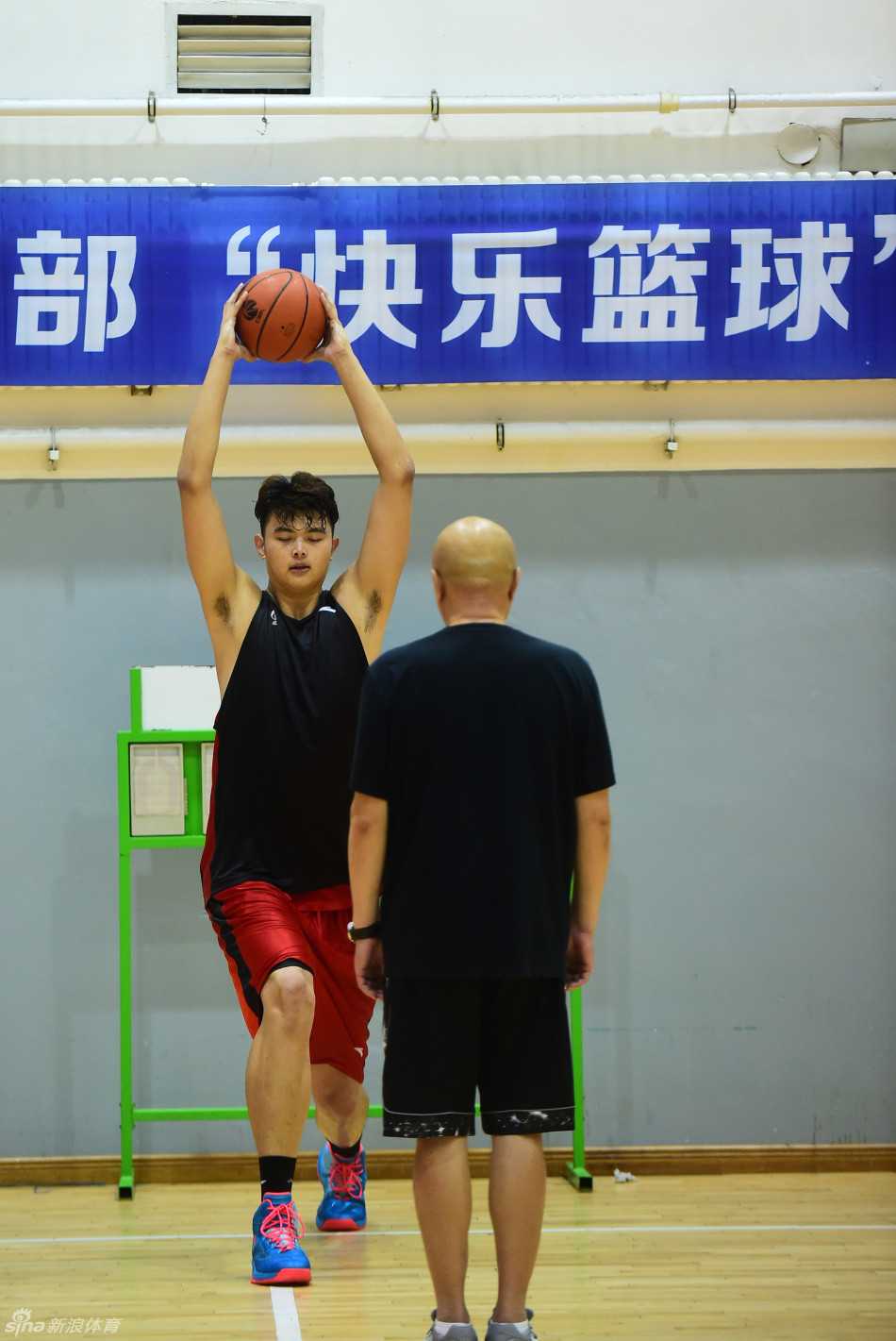 吉林男篮全队进行高强度的折返跑训练，球员们咬牙冲刺的身影在球馆地板上拉出长长的倒影，整个球馆弥漫着备战期的紧张与专注气氛。