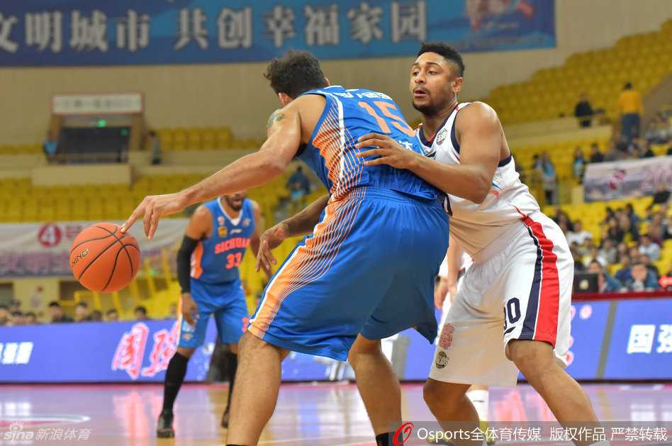 哈达迪内线单打贝尼蒙，巨塔般的身影在篮下形成绝对压制，轻松将球放入篮筐，宣告着他对禁区的统治权。