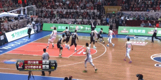 邓特蒙狂飙四十火力全开 韩德君梦幻舞步戏耍劲敌 邓特蒙如闪电般撕裂辽宁防线,他肩负着全队反攻的火焰,一记犀利突破直杀篮下,面对补防强硬将球送入网窝。