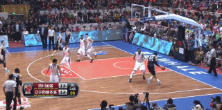 邓特蒙狂飙四十火力全开 韩德君梦幻舞步戏耍劲敌 韩德君背身单打哈达迪,只见他连续晃肩施展梦幻脚步,灵巧转身完全戏耍了伊朗铁塔,轻舒猿臂将球放进篮筐,展现了国内顶级中锋的细腻技术。