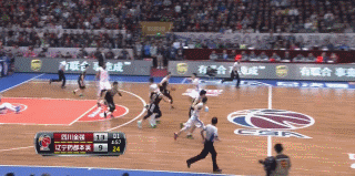 邓特蒙狂飙四十火力全开 韩德君梦幻舞步戏耍劲敌 兰多夫抢下篮板后化身鬼魅后卫,一记纵贯全场的精准长传撕裂四川防线,助攻快下的李晓旭轻松反击上篮,这次连线堪称内线球员的传球教科书。