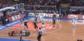 邓特蒙狂飙四十火力全开 韩德君梦幻舞步戏耍劲敌 邓特蒙运球刚过中线,无视距离直接干拔而起,皮球在空中划出彩虹般的高抛物线,超远三分应声入网,这记冷血投篮让整个体育馆陷入疯狂。