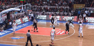 邓特蒙狂飙四十火力全开 韩德君梦幻舞步戏耍劲敌 郭艾伦面对防守悍将,在身体完全失衡漂移的情况下,依然凭借超强核心力量将球稳稳投出,皮球打板入筐,淋漓尽致地展现了亚洲第一控卫的风采。