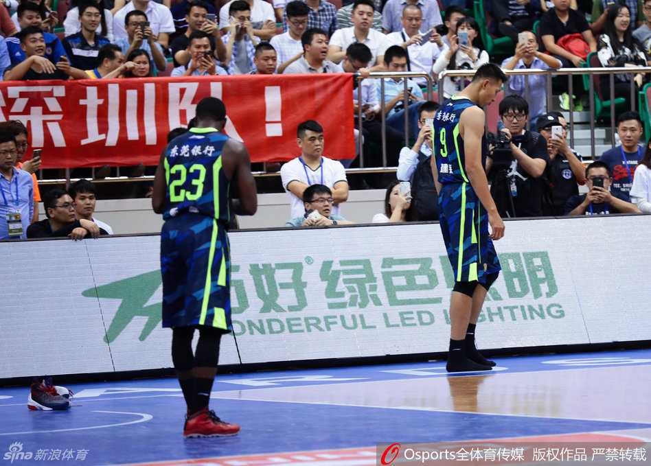 在深圳与广东队的比赛中，易建联毫无征兆地在场上俯身，右手正在解开鞋带，他的眼神坚毅而复杂，脚下的球鞋即将告别他的双脚。
