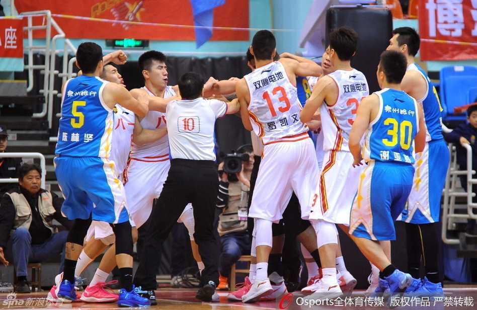 邹雨宸受伤后被队友搀扶离场，他紧咬嘴唇满脸不甘，球衣号码在灯光下格外醒目