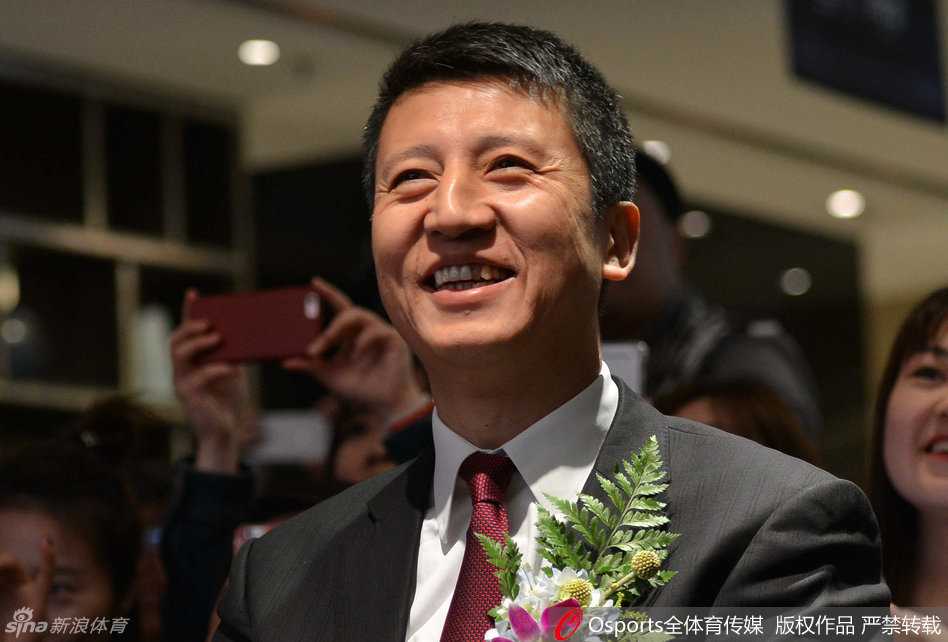 郭士强与辽篮球迷的那些暖心瞬间 从赛场内到校园中的真情互动 郭士强在球迷活动中开怀大笑,眼睛眯成了一条缝,他双手拿着一个蓝色的球迷留言本,似乎被本子上的内容逗得前仰后合