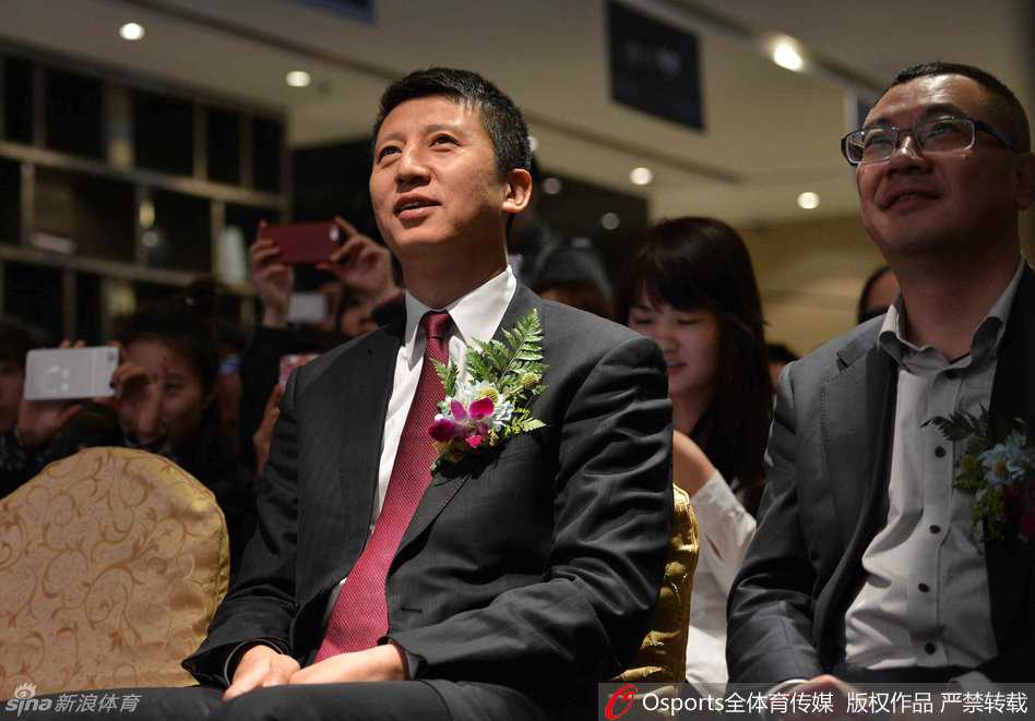 郭士强与辽篮球迷的那些暖心瞬间 从赛场内到校园中的真情互动 郭士强指导身穿深色运动外套,面带标志性的温和笑容,正俯身为一位小球迷在篮球上签名,周围挤满了充满期待的孩子们