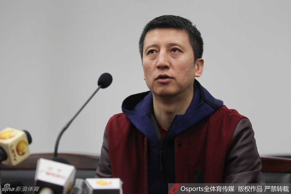 郭士强详解辽篮总决赛之殇:心若强大,何惧失败 球场上,郭士强身着正装焦急地指挥着比赛,肢体语言丰富,仿佛要将内心的战术思路直接传递给场上的每一名球员。