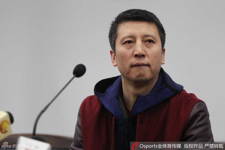 郭士强详解辽篮总决赛之殇:心若强大,何惧失败 郭士强指导在赛后发布会上眉头紧锁,眼神中透露出不甘,但嘴角依然挂着对弟子们的鼓励与坚定。