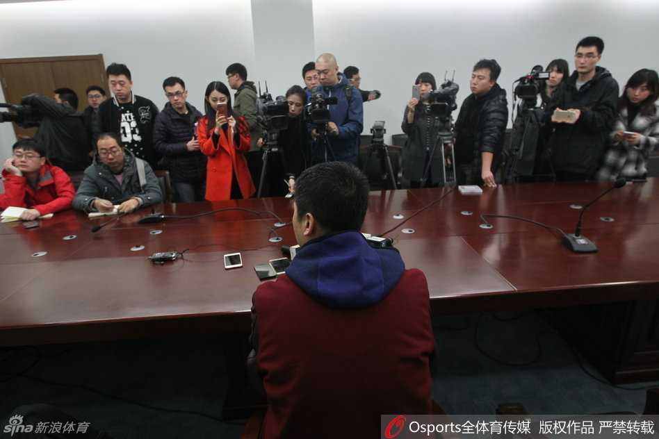 郭士强详解辽篮总决赛之殇:心若强大,何惧失败 郭士强与裁判进行沟通,表情严肃而克制,尽力为弟子们争取一个更加公平公正的比赛环境。