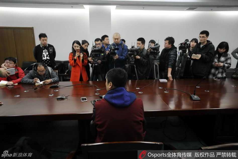 郭士强详解辽篮总决赛之殇:心若强大,何惧失败 赛后,郭士强与队员击掌鼓励,虽然刚刚经历了一场失利,但他依然在用行动告诉球员们:抬起头,我们下赛季再来!