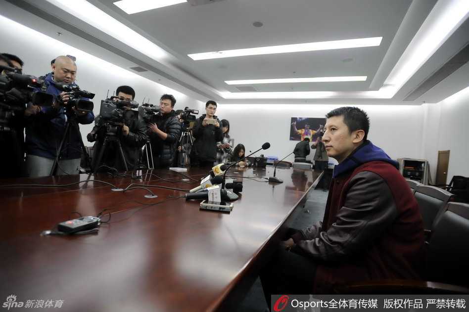 郭士强详解辽篮总决赛之殇:心若强大,何惧失败 郭士强在场边给球员布置战术,手舞足蹈地讲解着跑位要点,尽显一位冠军教头的专业与投入。